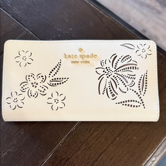 NWOT Kate Spade Cream Floral Cutout Wallet - Picture 1 of 3